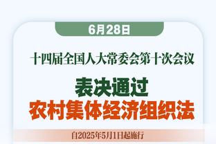 关系挺好？库里赛后搂着活塞助教塞拉斯叙旧 两人喜笑颜开